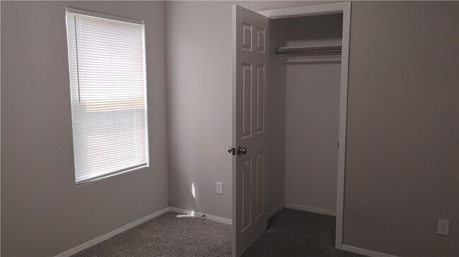 Building Photo - 1701 Forest Dr