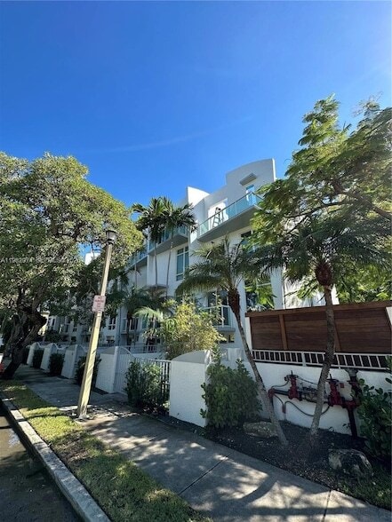 Building Photo - 1853 Jefferson Ave