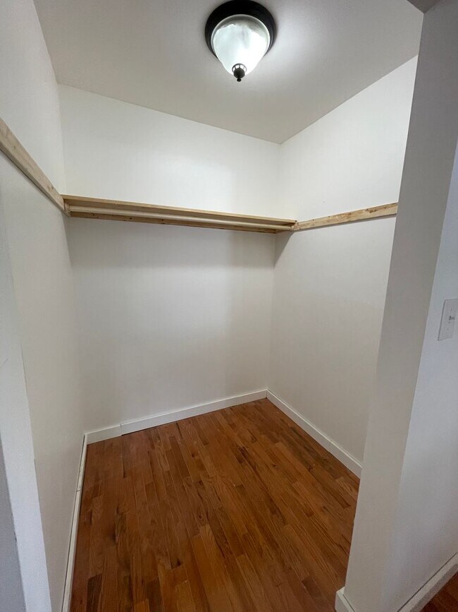 Building Photo - Big and Beautiful House with attached 1br ...