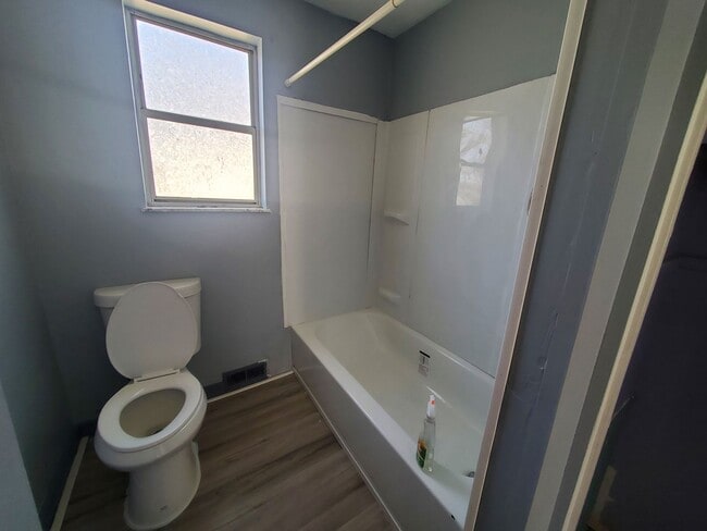 Building Photo - Spacious 3 Bedroom 1.5 Bath House in Price...