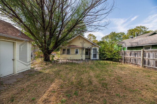 Building Photo - 1514 S Waco Ave