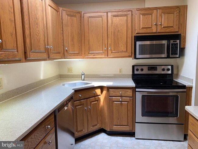 Building Photo - 1334 Mayflower Dr