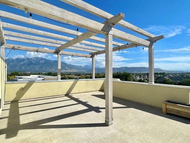 Building Photo - Gorgeous Townhome in South Jordan!