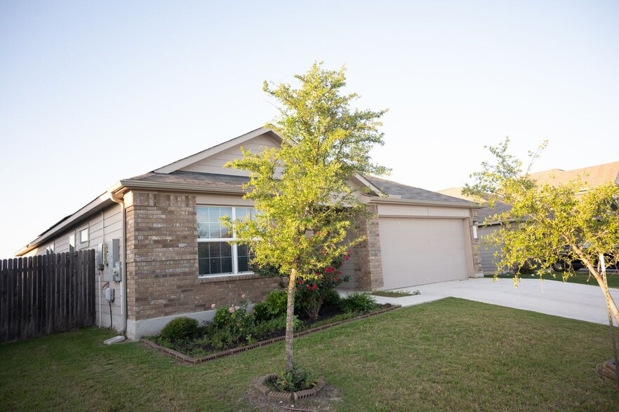 Building Photo - 423 Bluejack Wy
