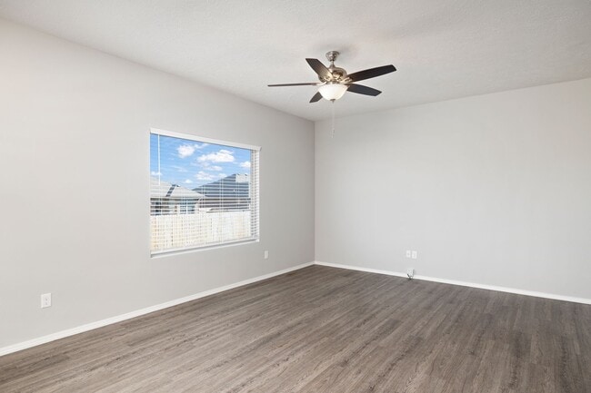 Building Photo - Fully Fenced 3 Bedroom Duplex