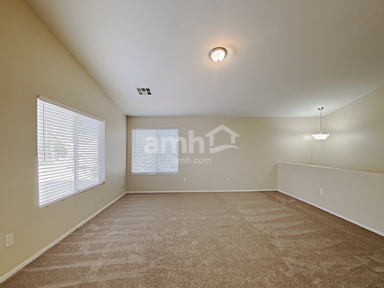 Building Photo - 10460 E Obispo Ave