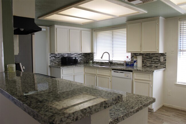 Building Photo - 14343 Whitecross Dr