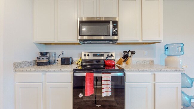 Building Photo - 5 Bedroom / 3 Bathroom Home  in Hammock Bay w/Fenced in Yard