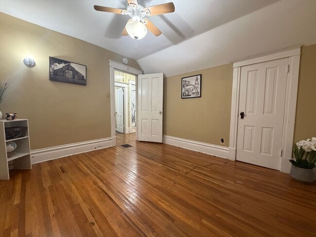 Building Photo - 2 bed, 1 bath home for rent in West Waterloo