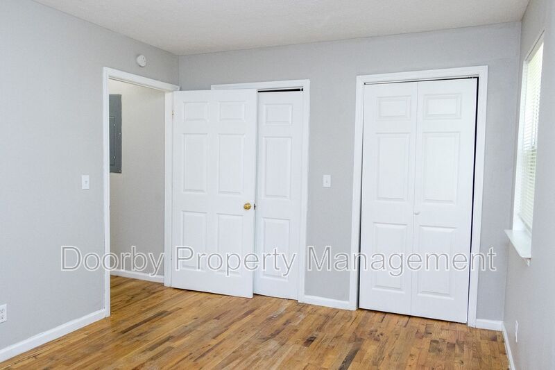 Building Photo - 402 Hall St