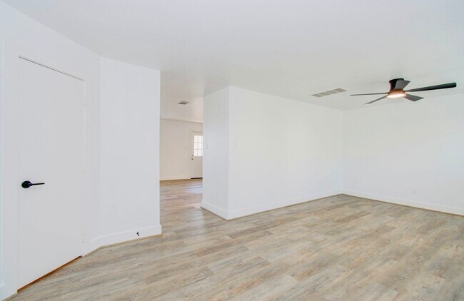 Building Photo - 6117 Settlers Square Ln