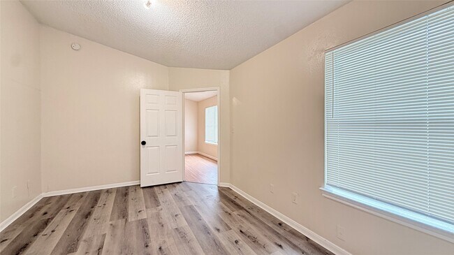 Building Photo - 15821 Ridgecroft Rd