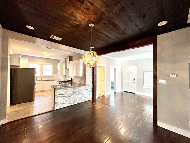 Building Photo - 1013 N Palmetto Ave