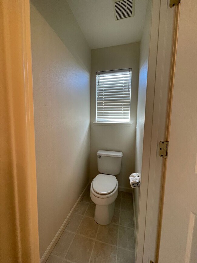 Building Photo - Charming single story home located on the ...