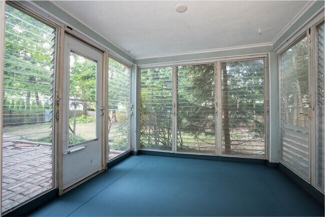 Building Photo - 99 Fairway Dr