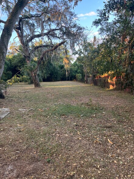 Incredibly large backyard - 2310 E Minnehaha St