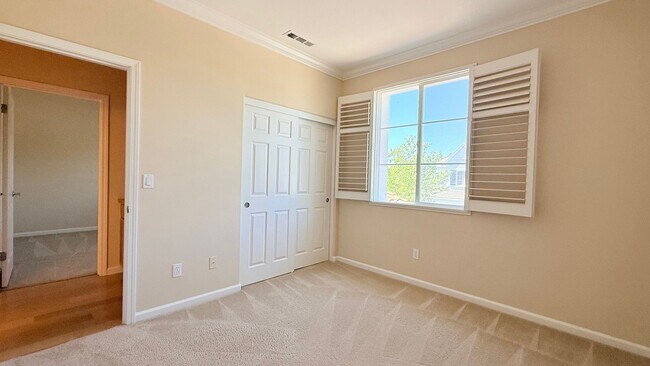 Building Photo - 304 Karelian St