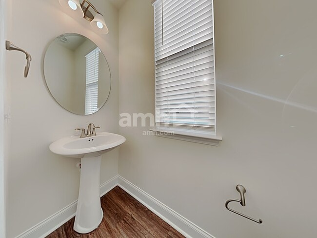 Building Photo - 608 W Lionel Rd