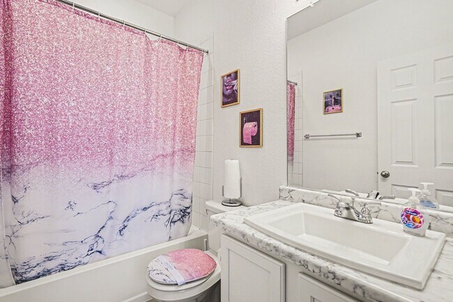 Building Photo - Available April 2026! 2 bed 2.5 bath townhouse!