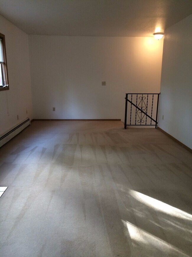 Building Photo - Great Sunny upstairs 2bed with washer&dryer