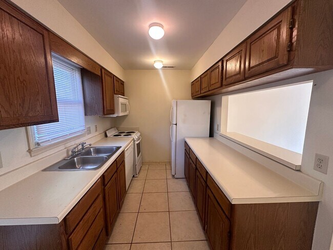 Building Photo - 2228 Yaupon Dr