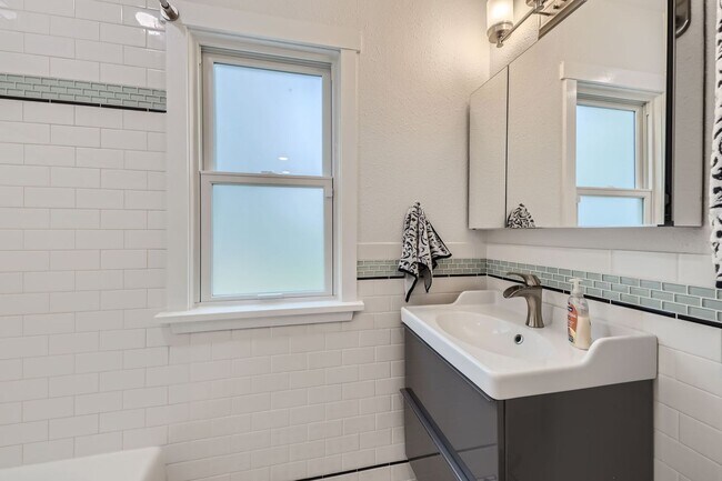 Building Photo - Wonderful West Old Town Home! A must see! ...