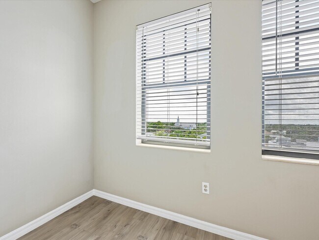 Building Photo - 511 Lucerne Ave