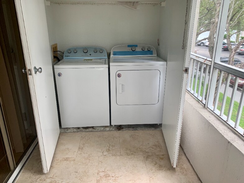 Building Photo - 2841 N Oakland Forest Dr
