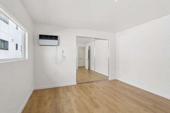 Building Photo - 1422 Tamarind Ave