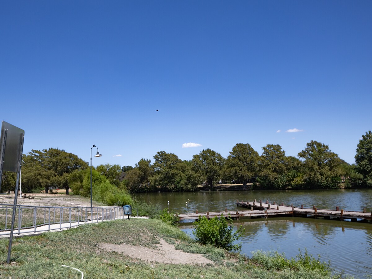 Building Photo - 1826 W French Pl