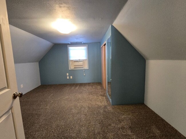 Building Photo - 4 bed, 1 bath House with 1 car garage