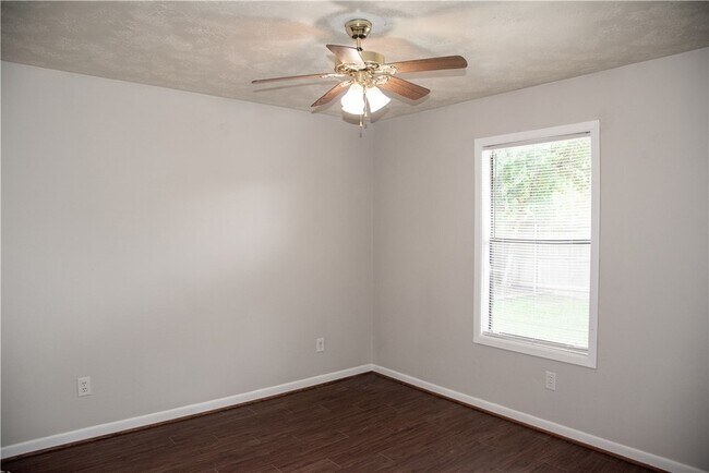 Building Photo - 1902 Woodsman Dr