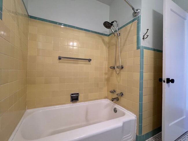 Building Photo - 823 W. Fifth Street