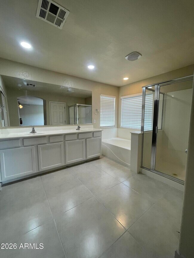 Building Photo - 1466 Holiday Dr