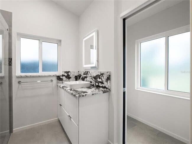 Building Photo - 1021 Temple Grove Pl