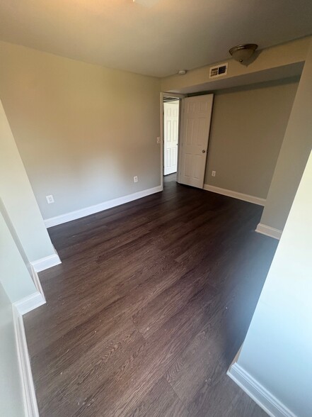 Building Photo - 700 Woodbourne Ave