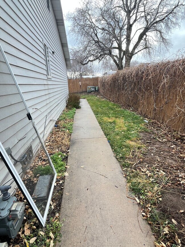 Building Photo - Riverside 1497-99