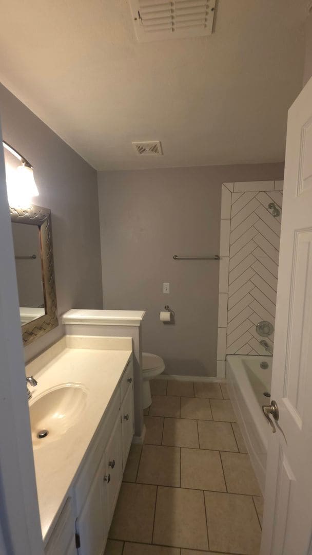 Building Photo - Wonderful Large 3 Bedroom Home