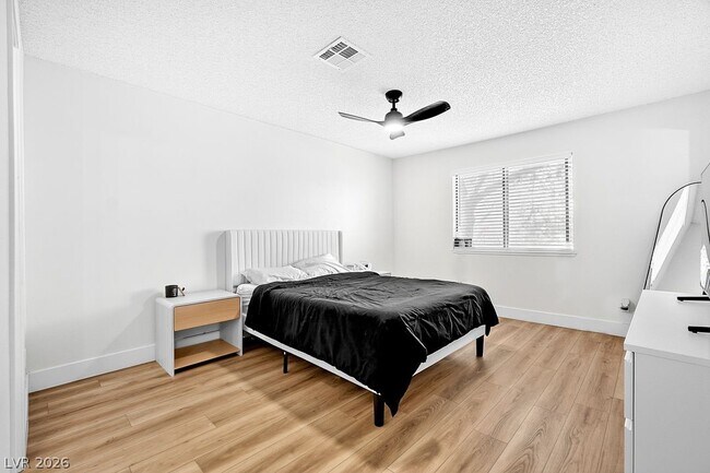 Building Photo - 5576 W Rochelle Ave.