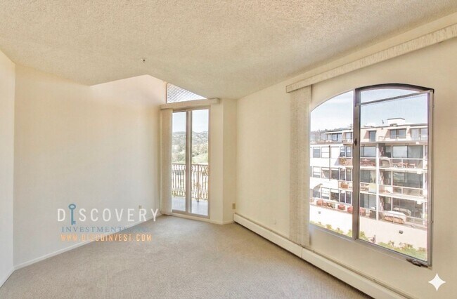 Building Photo - Spacious One Plus Bedroom Condominum off Broadway Terrace