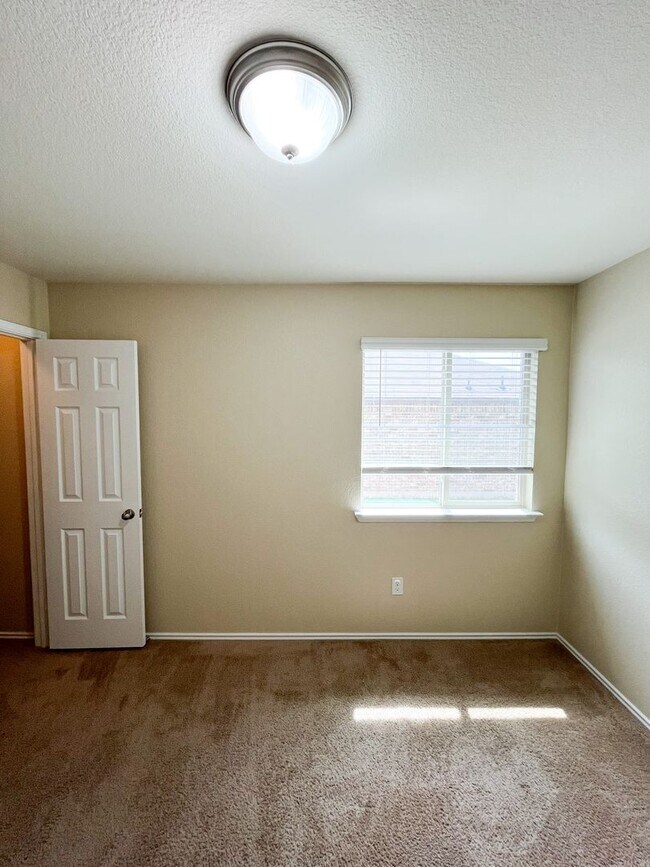 Building Photo - Available NOW!! Beautiful 1 story, 3 bedro...