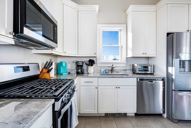 Building Photo - 12 Epping Ave