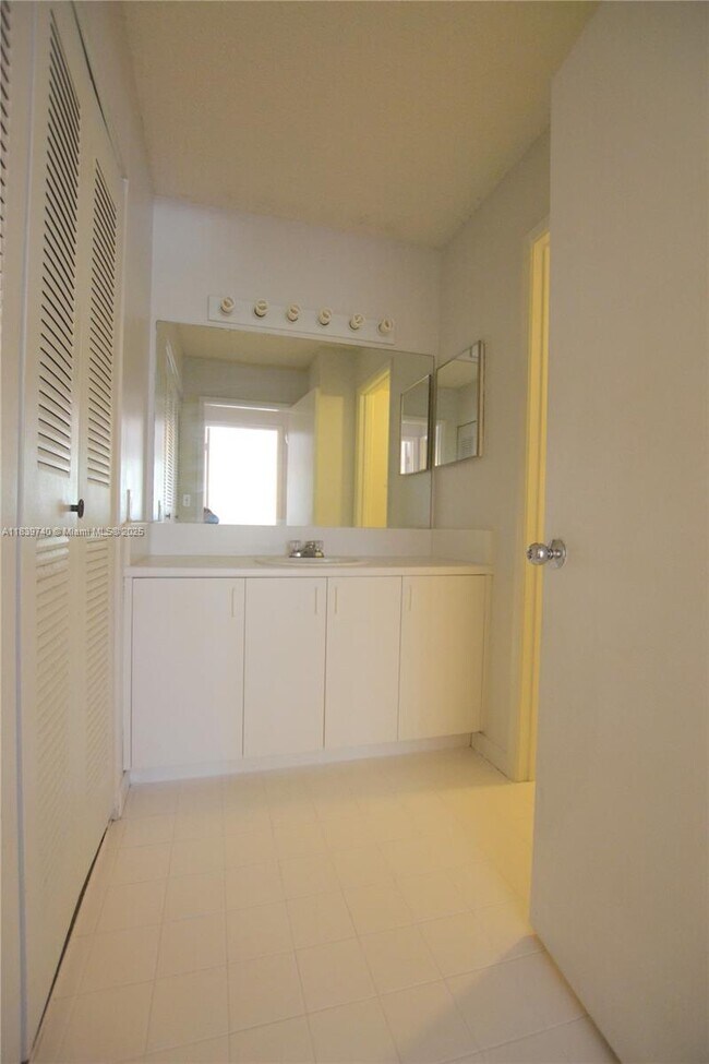 Building Photo - 160 Yacht Club Way