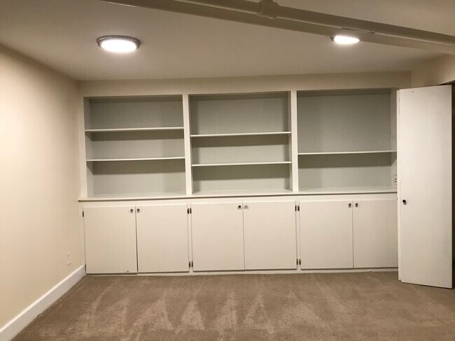 Building Photo - 1816 A St SE