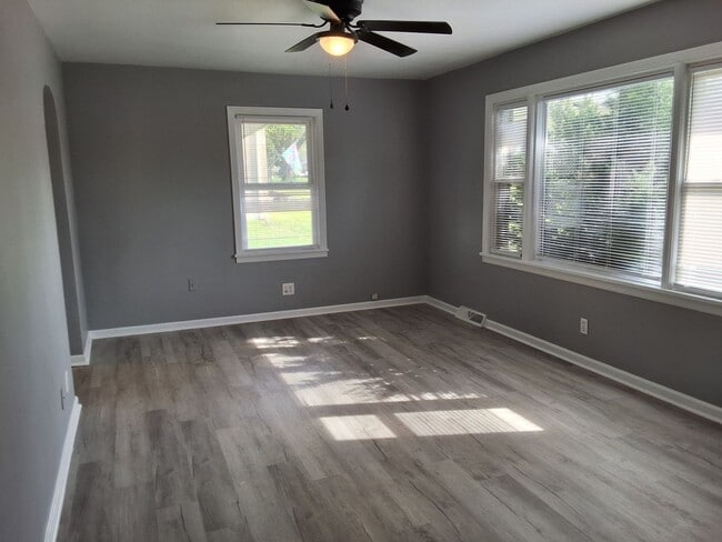 Building Photo - 504 Sunrise Ln