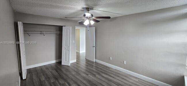 Building Photo - 8870 Fontainebleau Blvd