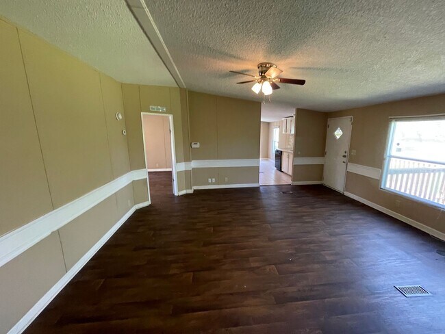 Building Photo - Nice three bedroom two bath modular home i...