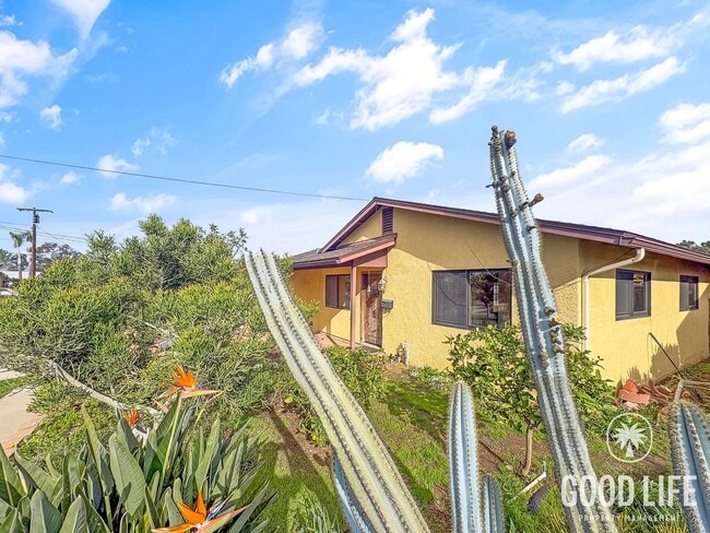 Building Photo - Rare Large Lot + Open Floorplan with Beautiful Artisting Styling