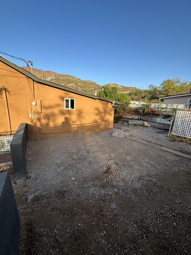 Building Photo - 471 W Heiner Dr