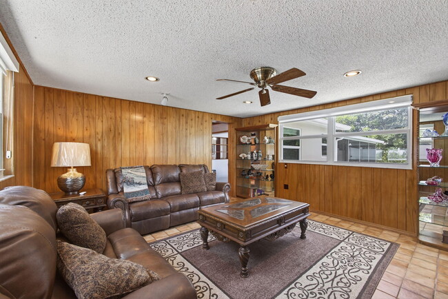 Building Photo - 704 Juniper Dr